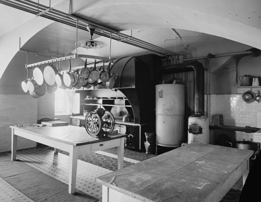 Description early 1900s photo WHITE HOUSE. KITCHEN