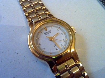 CUTE SMALL LADIES SECOND HAND SEIKO QUARTZ WATCH RUNS  