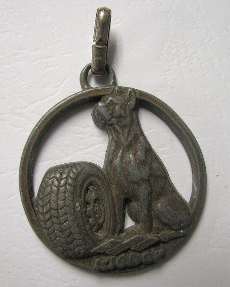 OLD KLEBER CAR TIRE METAL MEDAL KEYCHAIN / DOG BOXER  