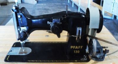 SEW MACHINE PFAFF 130 ZIGZAG REVERSE BUTTON HOLES  