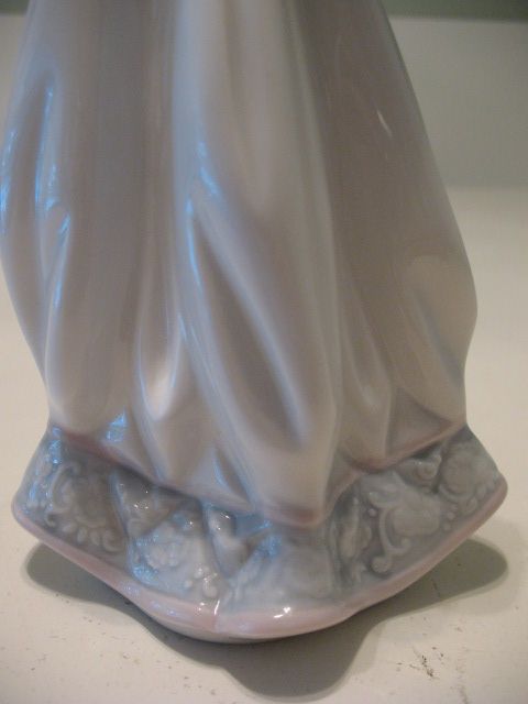 LLADRO # 7603 Daisa Girl Lady holding flowers Spring Bouquets RETIRED 