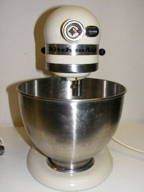 Kitchen Aid Almond Model K45SS Hobart 250 Watts 2 Attachments Mixer 