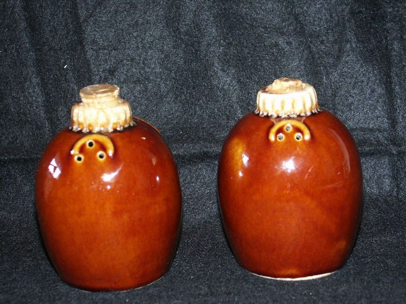 HULL BROWN DRIP LITTLE JUGS SALT PEPPER SHAKERS W CORKS  